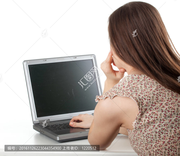 年輕的棕色頭發(fā)的女人與筆記本電腦的肖像
