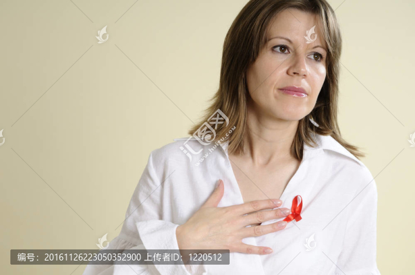 紅色符號的女人