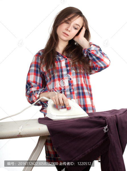疲倦；傷心的年輕婦女熨燙衣服；家務(wù)