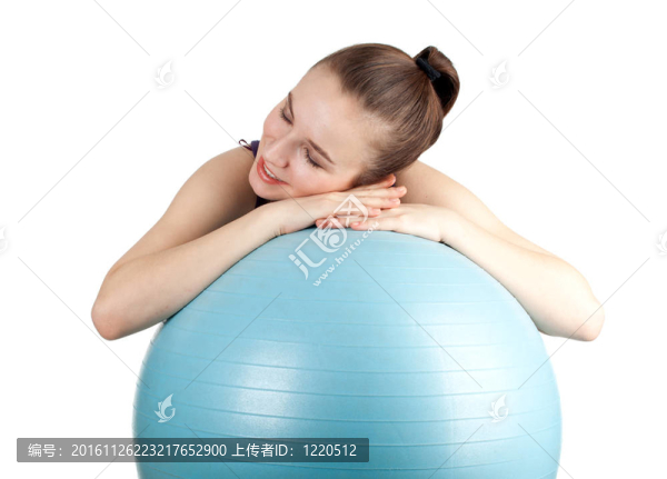 年輕的長發(fā)女人和大藍色的球