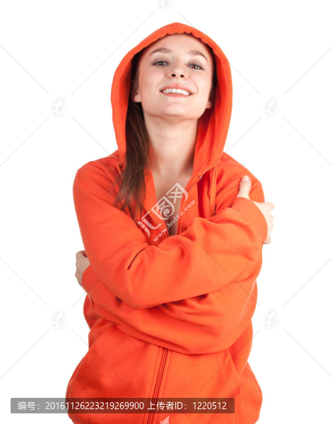 站在橙色運(yùn)動(dòng)衫和帽子的頭與雙臂的年輕女子