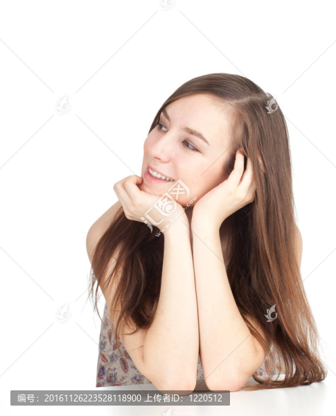 坐著微笑的年輕長發(fā)女人，手掌靠近臉