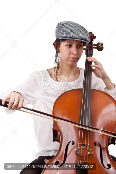女孩演奏大提琴