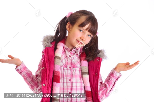 快樂的女孩張開雙臂