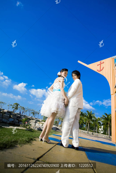 在街上和天空上的新娘和新郎