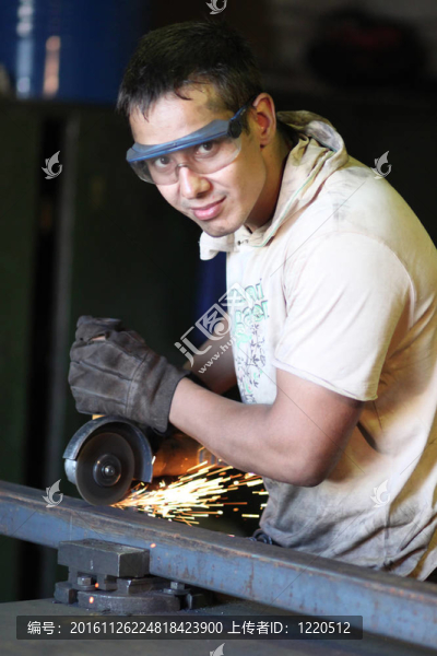 人與角磨機。