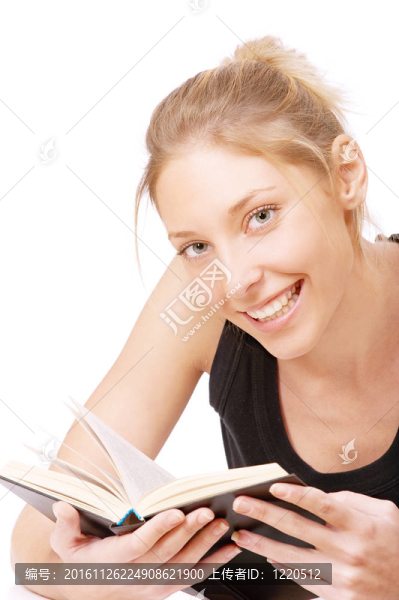 黑色背心上的女孩讀書