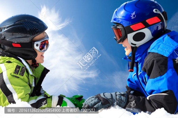玩雪的男孩