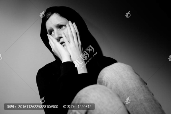 患有嚴(yán)重抑郁癥的年輕婦女