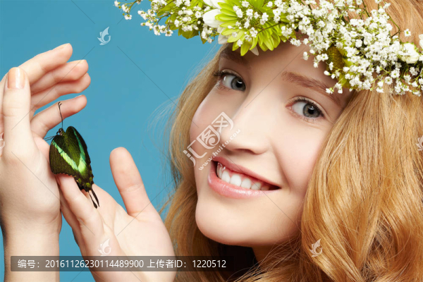 美麗的女孩和蝴蝶