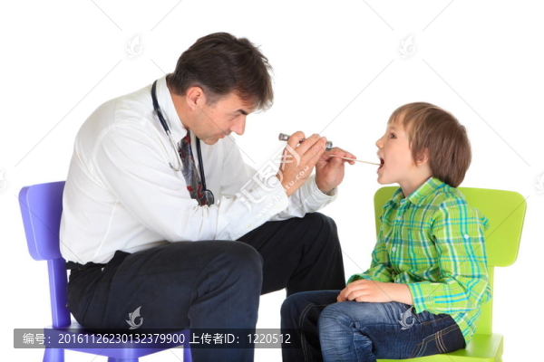 醫(yī)生檢查的男孩