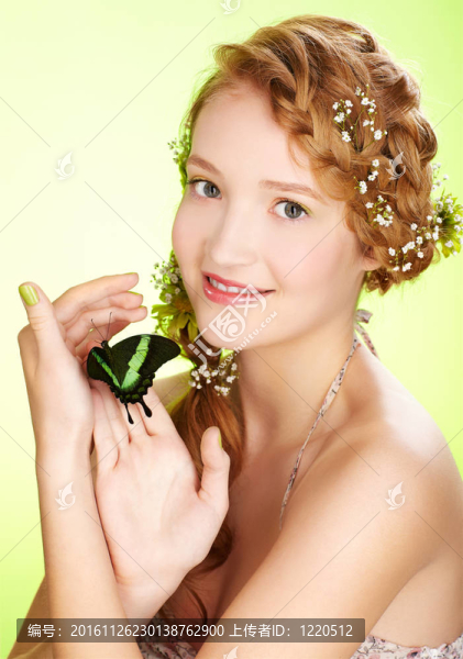 美麗的女孩和蝴蝶