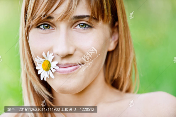 迷人金發(fā)女孩的肖像