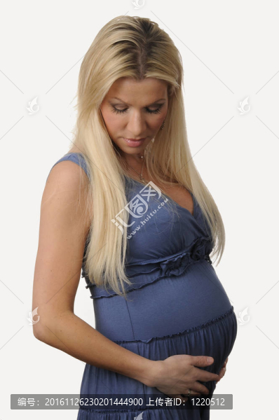 女人抱著她的肚子