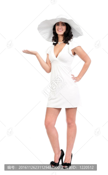 穿白色連衣裙和帽子的年輕女子