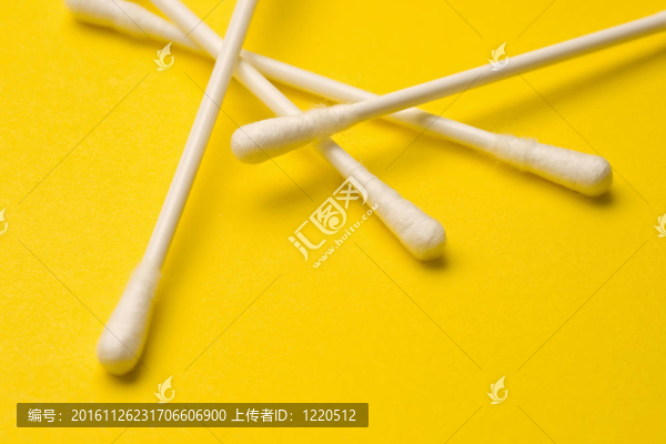 棉拭子中分離的黃色背景