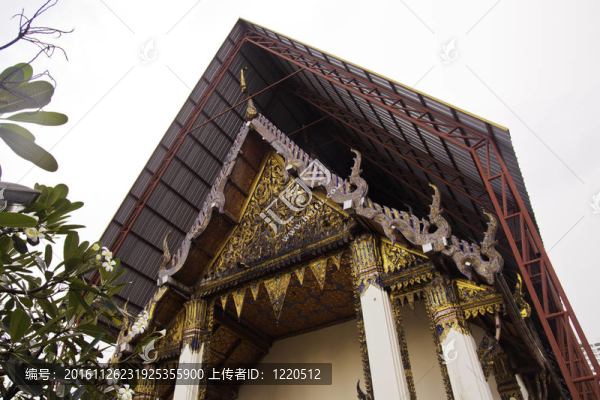 寺廟中的傳統(tǒng)歷史建筑是珍貴的，需要定期修繕。這張照片中的大雄寶殿建筑是珍貴的歷史建筑是在神圣的