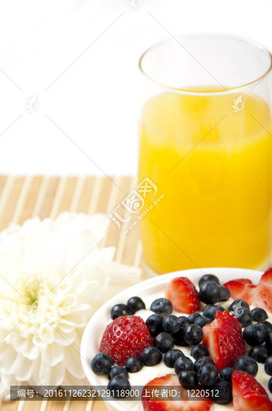 早餐果汁；桌上的面包和漿果