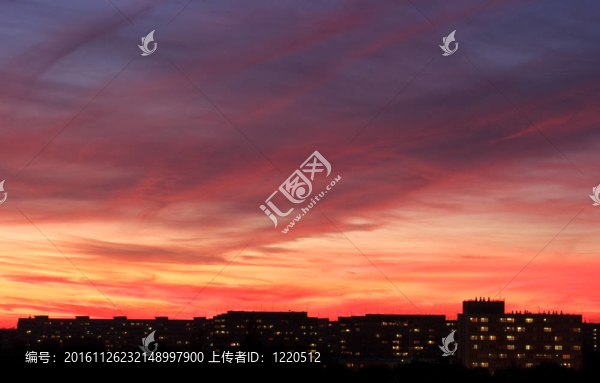 戲劇在城市在日落的天空