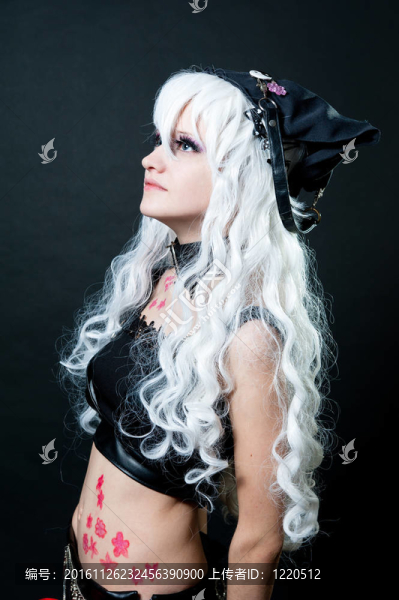 女孩在cosplay衣服