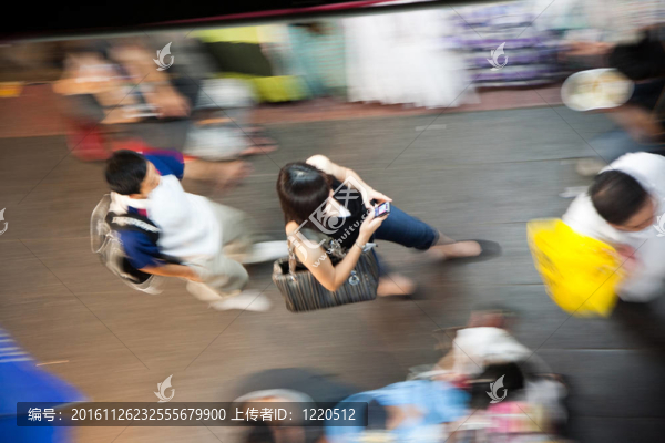 人們走在人行道上