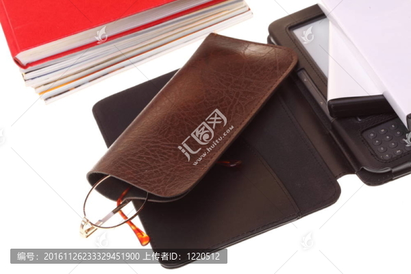 眼鏡電子書閱讀器成堆；孤立的白色