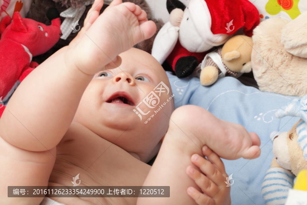 尿布上的男嬰
