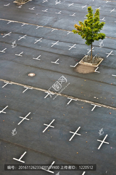 有標(biāo)志的停車(chē)場(chǎng)沒(méi)有汽車(chē)