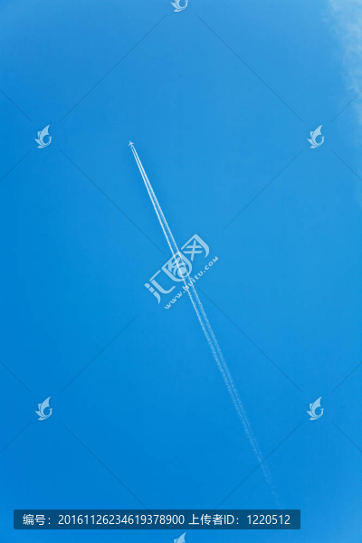 藍色的天空中有一架飛機的軌跡分析