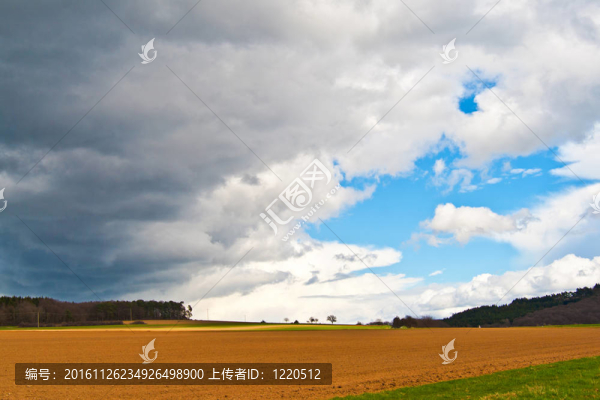 天空的烏云和藍天