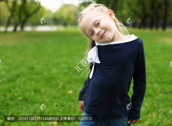 公園里的小女孩