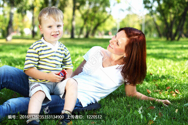 小媽媽帶著兒子在夏日公園