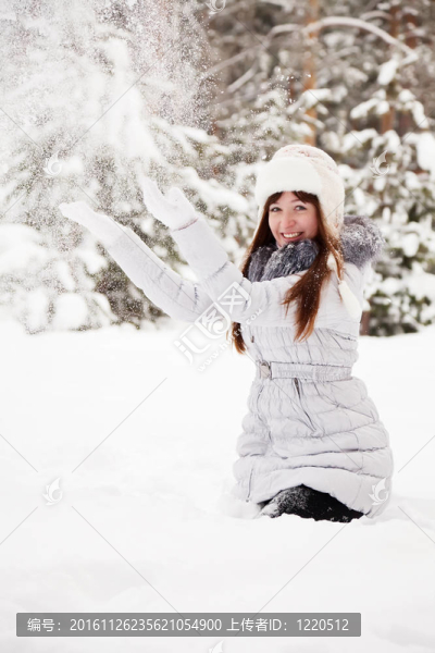 年輕女子扔雪