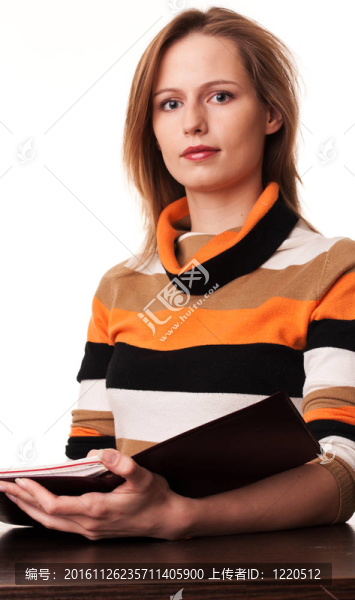 桌上的年輕女教師