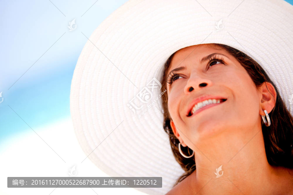 海灘上的美麗的女人