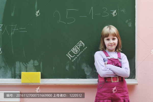 快樂學(xué)校數(shù)學(xué)課上的女孩