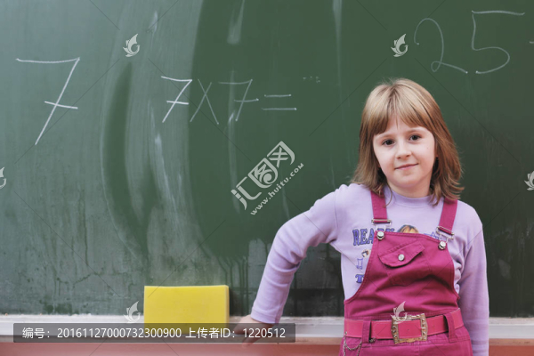 快樂學校數(shù)學課上的女孩