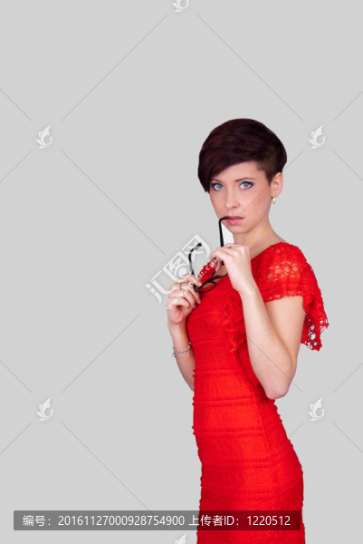 穿紅衣服的女人