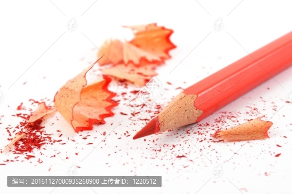 紅色的蠟筆和刨花