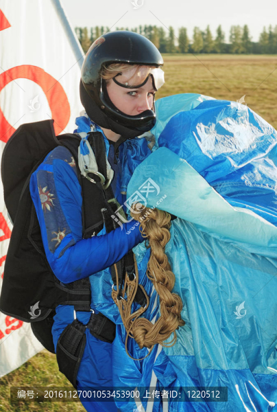 在深藍色工作服的女傘兵和一個黑色的頭盔
