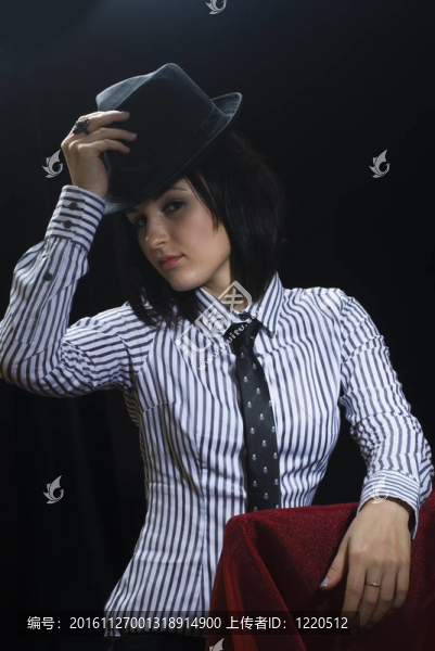 戴領帶和帽子的女人