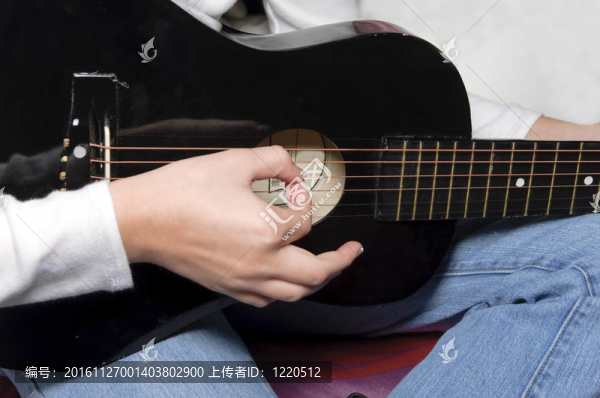彈黑吉他