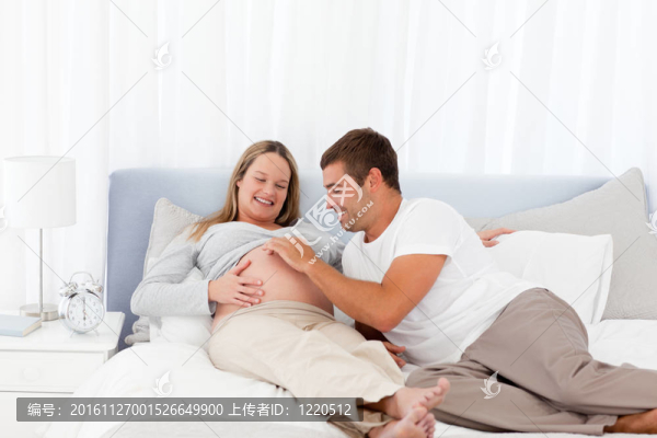 可愛的男人和他懷孕的妻子一起玩