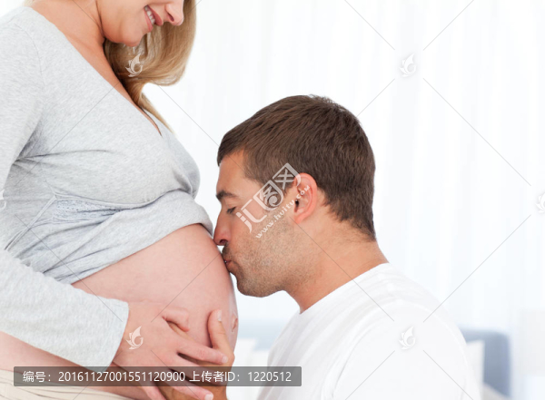 可愛(ài)未來(lái)爸爸親吻妻子肚子