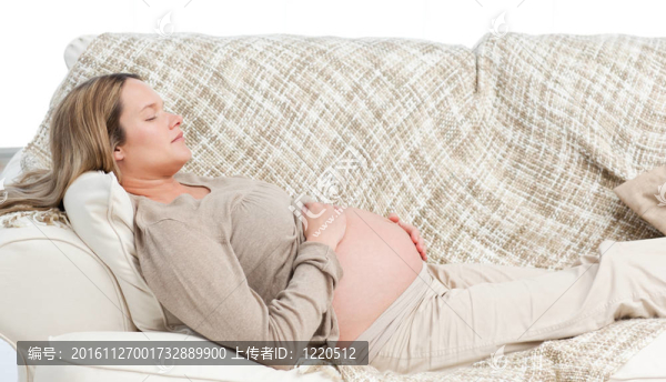睡著的孕婦躺在沙發(fā)上