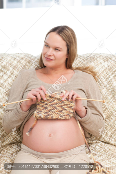 孕婦在沙發(fā)上編織