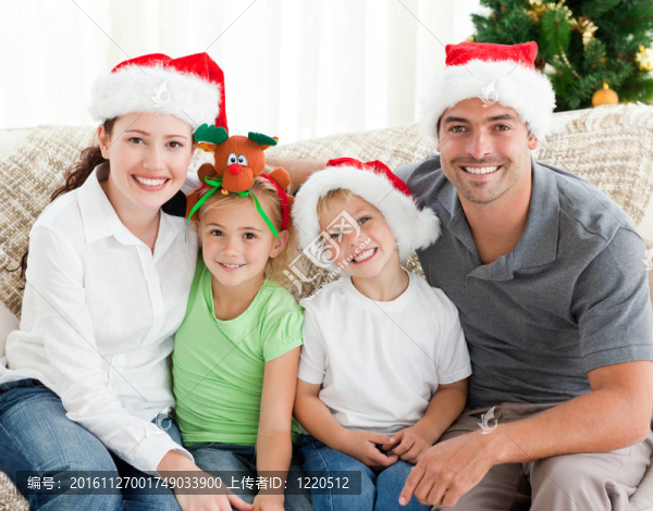 圣诞帽的幸福家庭