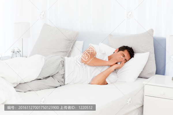 生病的人在他的床上擤鼻涕