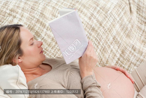 懷孕的女人讀一本書