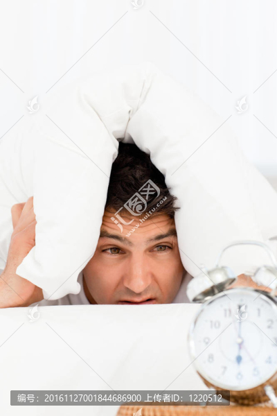 把一個枕頭放在頭上的家伙